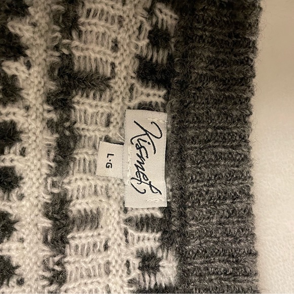 Ladies patterned grey and white sweater. Size L. Washed but never worn. - Picture 8 of 9